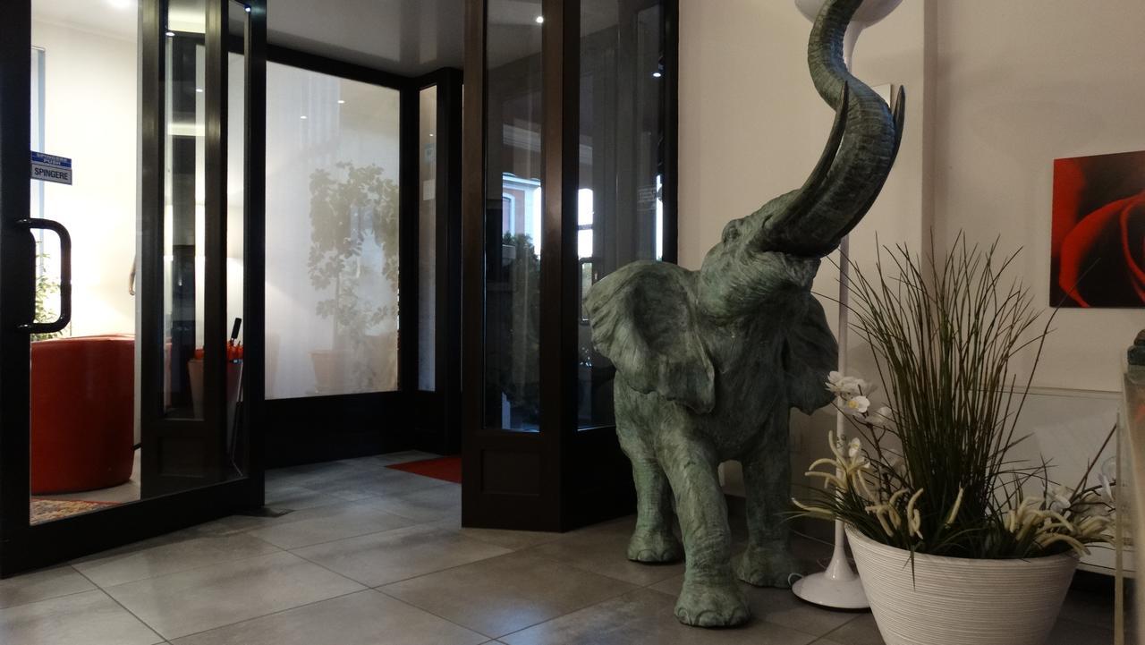 Hotel La Nuova Rotaia Gallarate Bagian luar foto