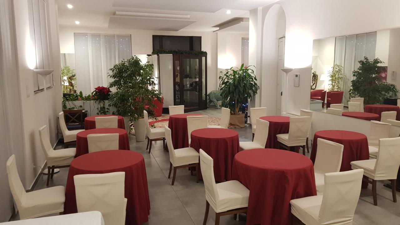 Hotel La Nuova Rotaia Gallarate Bagian luar foto