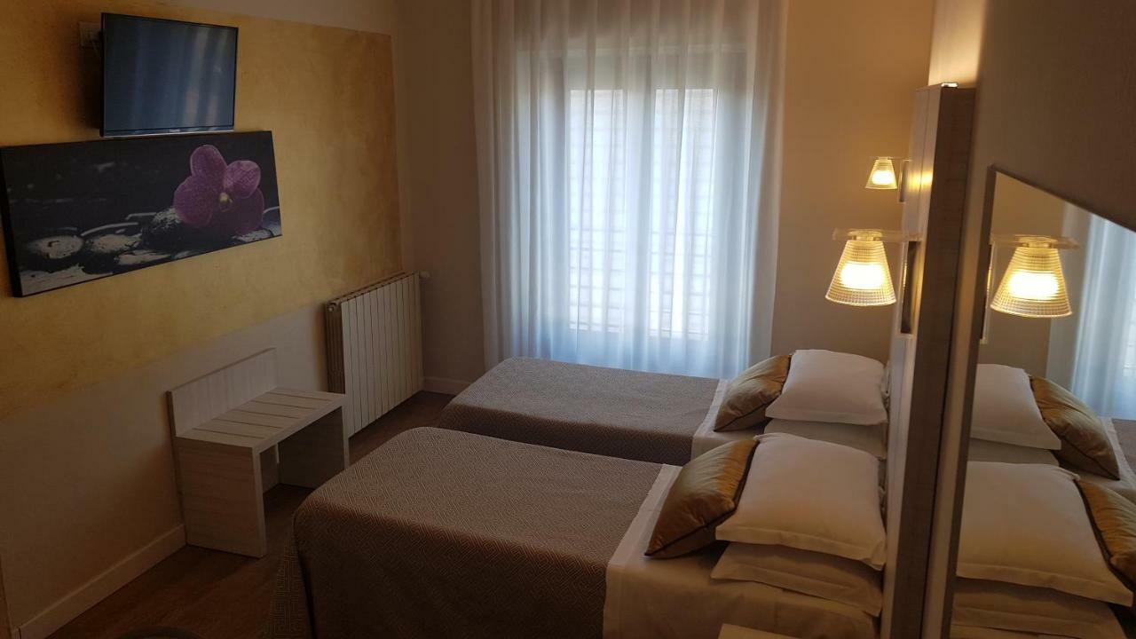 Hotel La Nuova Rotaia Gallarate Bagian luar foto