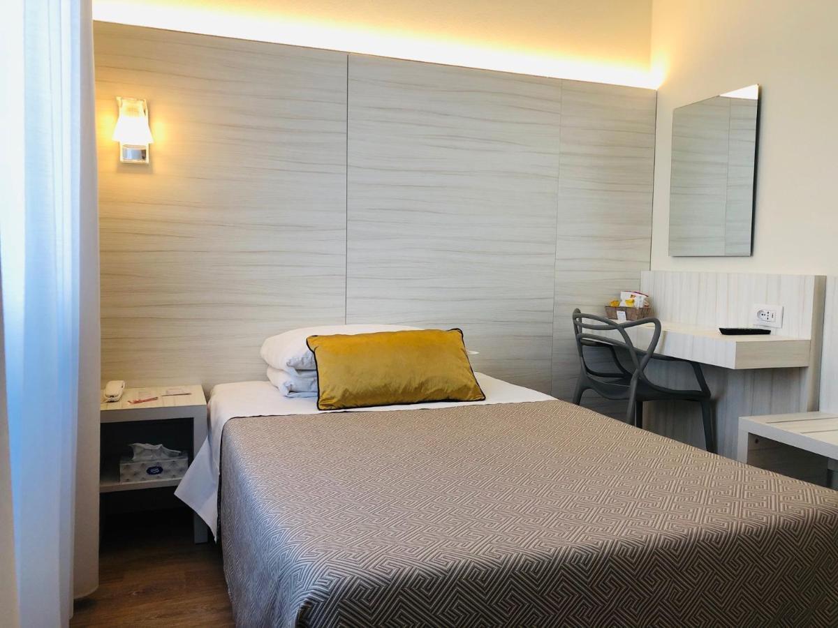 Hotel La Nuova Rotaia Gallarate Bagian luar foto
