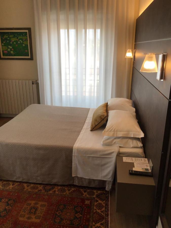 Hotel La Nuova Rotaia Gallarate Bagian luar foto
